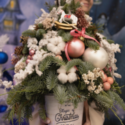 Ёлка из нобилиса с натуральными шишками и сухоцветами