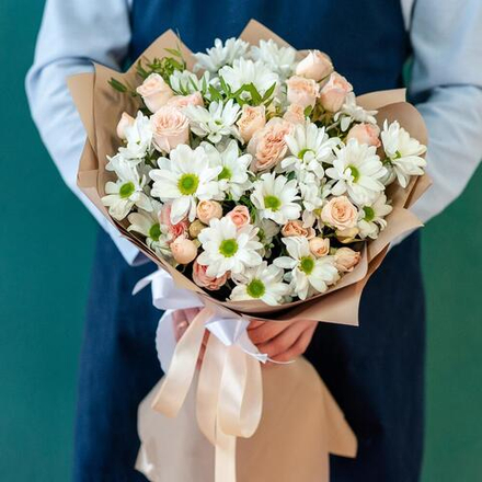 Букет с кустовой розой и хризантемой