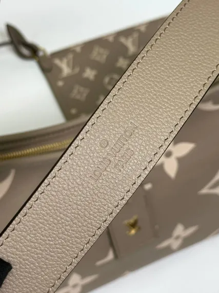 Сумка-хобо Louis Vuitton Carry All PM кремовая