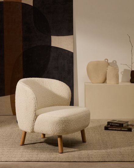 Кресло Ulit из белого букле с ножками из бука в натуральной отделке Испания La Forma