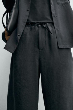 ZARA БРЮКИ RELAXED FIT ИЗ СТРУЯЩЕЙСЯ ТКАНИ, ЧЕРНЫЙ