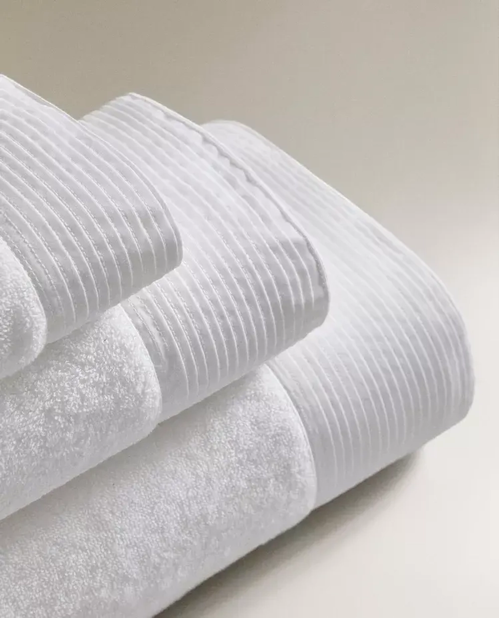 ZARA HOME БАННОЕ ПОЛОТЕНЦЕ С АППЛИКАЦИЕЙ В ФОРМЕ ПОЛОСЫ ТКАНИ, БЕЛЫЙ