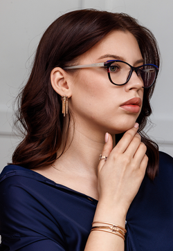 Серьги ассиметричные из серебра со вставками из розово-коричневых фианитов