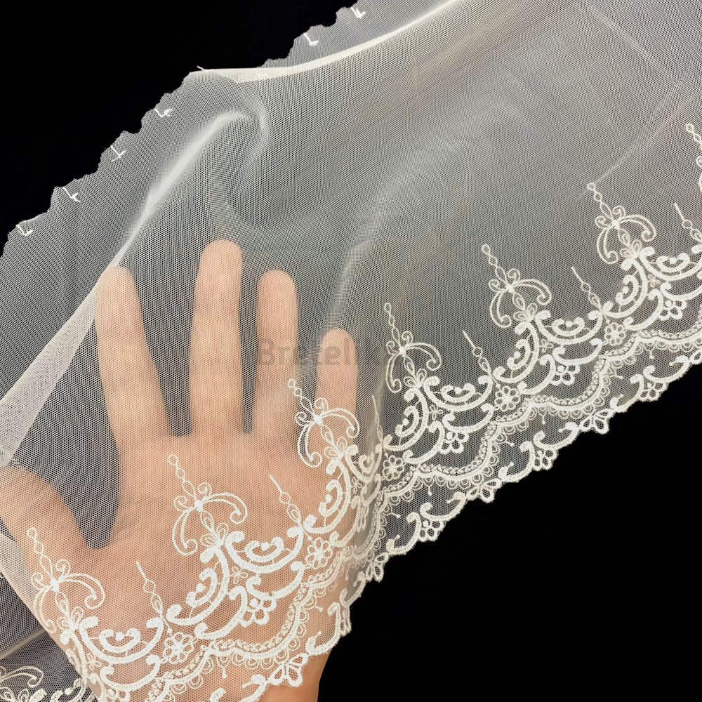 Вышивка на сетке молочная 22 см