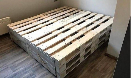 Кровать стилизованная под поддоны КР26