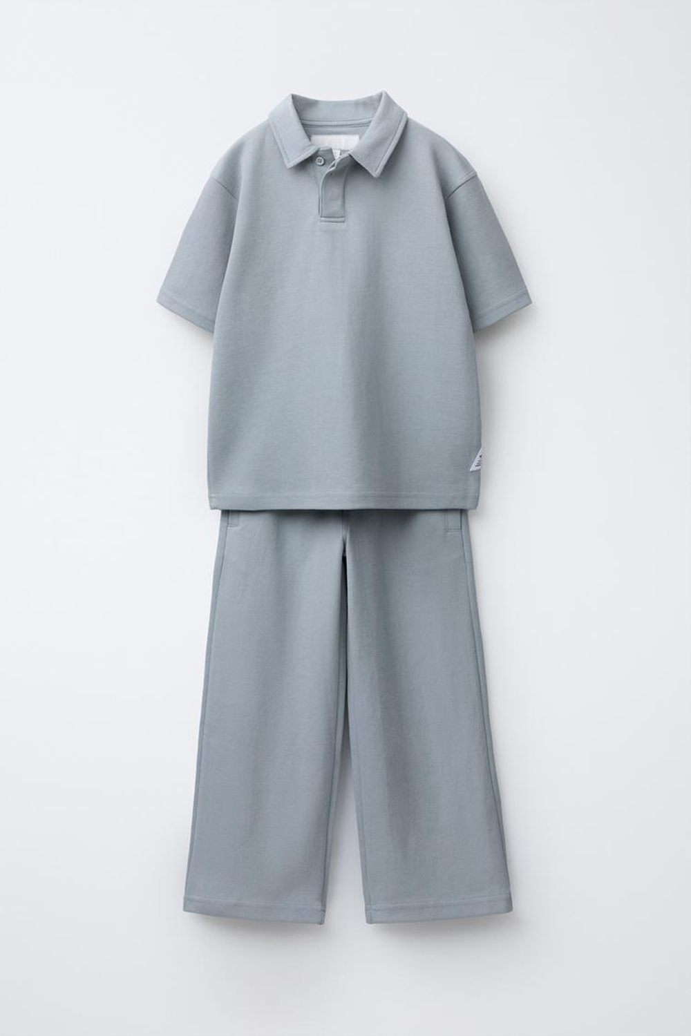 ZARA КОМПЛЕКТ ИЗ ФУТБОЛКИ И БРЮК, ЖЕМЧУЖНО-СЕРЫЙ