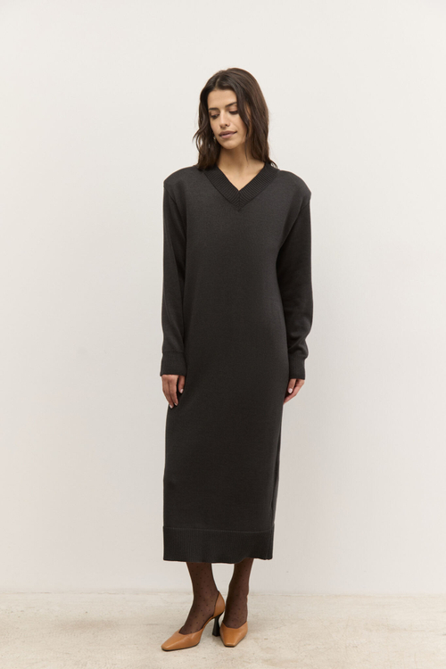 Платье трикотажное с V-образным вырезом