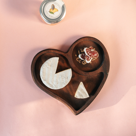 Менажница из кедра для подачи блюд и закусок с гравировкой "Listen to your heart"