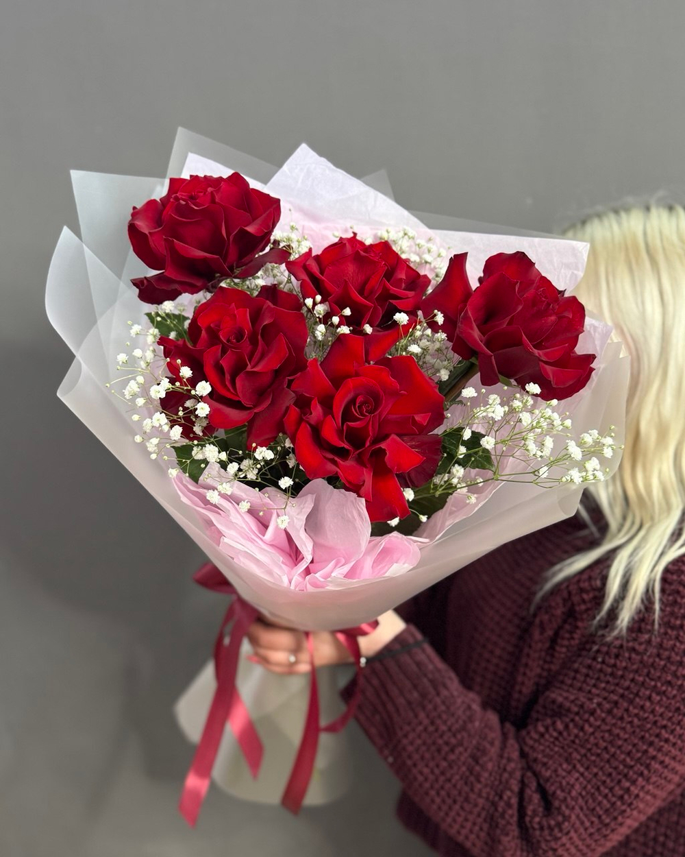 Букет из 5 красных французских роз сорта "Эксплорер" с гипсофилой