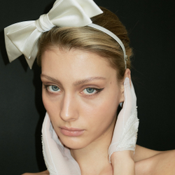 Ободок тонкий с белым бантом