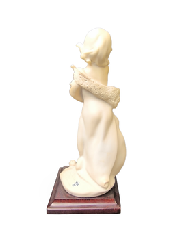 Статуэтка "Девочка с яблоневой веткой" Capodimonte