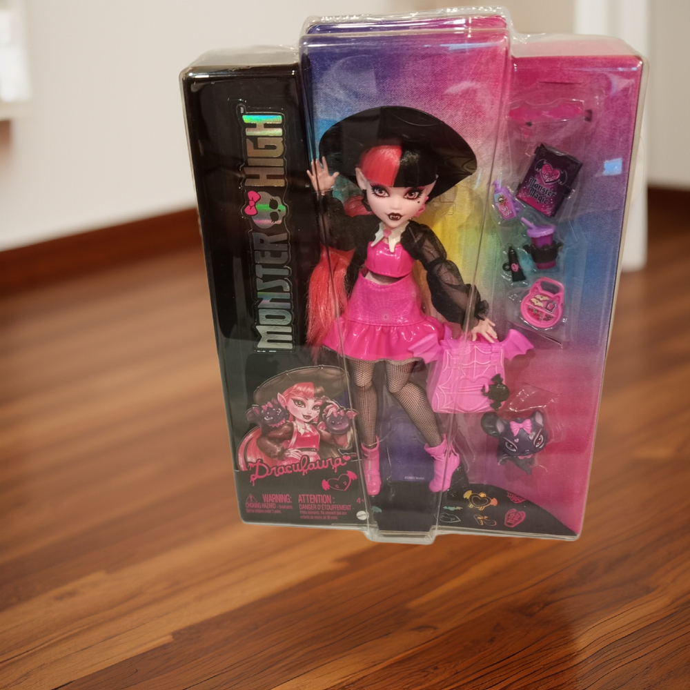 Шарнирная кукла Monster High «Draculaura со шляпой» HRP64 — стильный образ