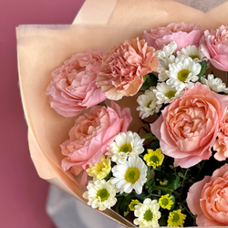 Авторский букет с кустовой розой Джульетта , хризантемой сантини и диантусами