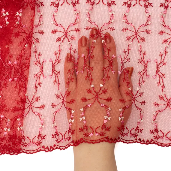 Вышивка на сетке красная темная 23 см