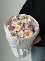 Букет сборный из кустовых пионовидных роз, диантусов и маттиолы