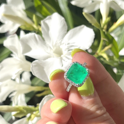 Серебряное кольцо со светло-зеленым изумрудом в обсыпке из фианитов