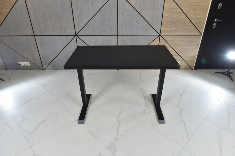 Регулируемый компьютерный стол Bazalt с регулировкой по высоте — столешница МДФ Черный