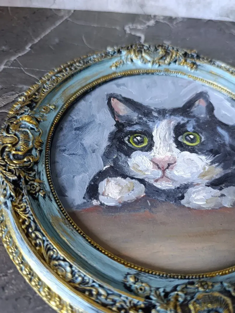 Картина в круглой рамке