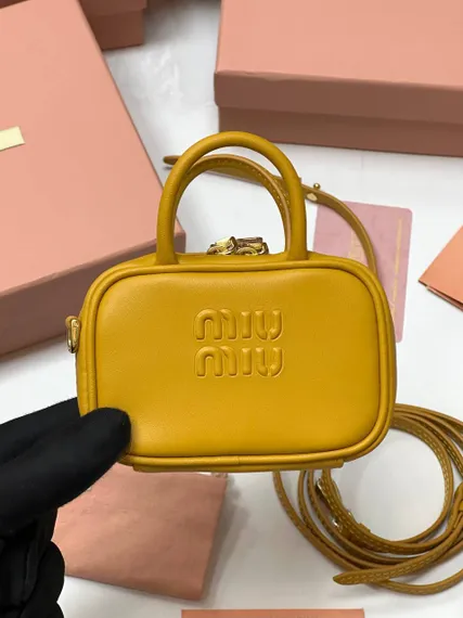 Мини сумка MIU MIU из натуральной кожи в горчичном цвете