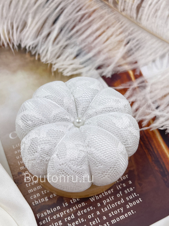 Игольница белая кружевная на деревянной основе