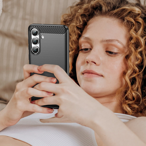 Чехол черного цвета с дизайном под карбон на Samsung Galaxy S25 FE, серия Carbon от Caseport