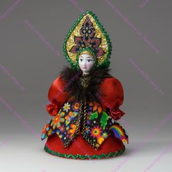 Малая подвесная кукла с меховым воротником