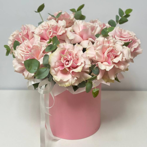 Композиция французские розы с эвкалиптом