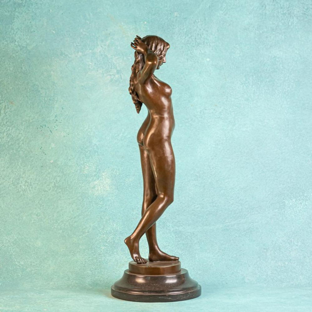 Скульптура девушки