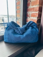 Женская большая плетеная сумка хобо из натуральной винтажной кожи синего цвета