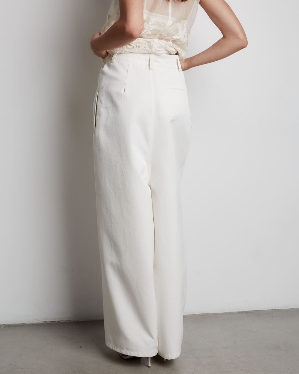 Джинсы молочный