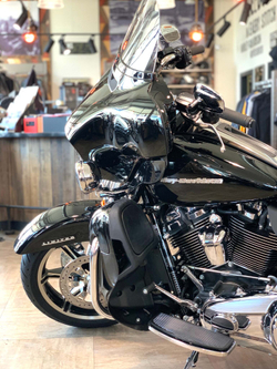 Ultra Limited, Harley-Davidson (FLHTK), 2021 vivid black