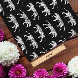 Ткань оксфорд 600 белые тигры на черном фоне