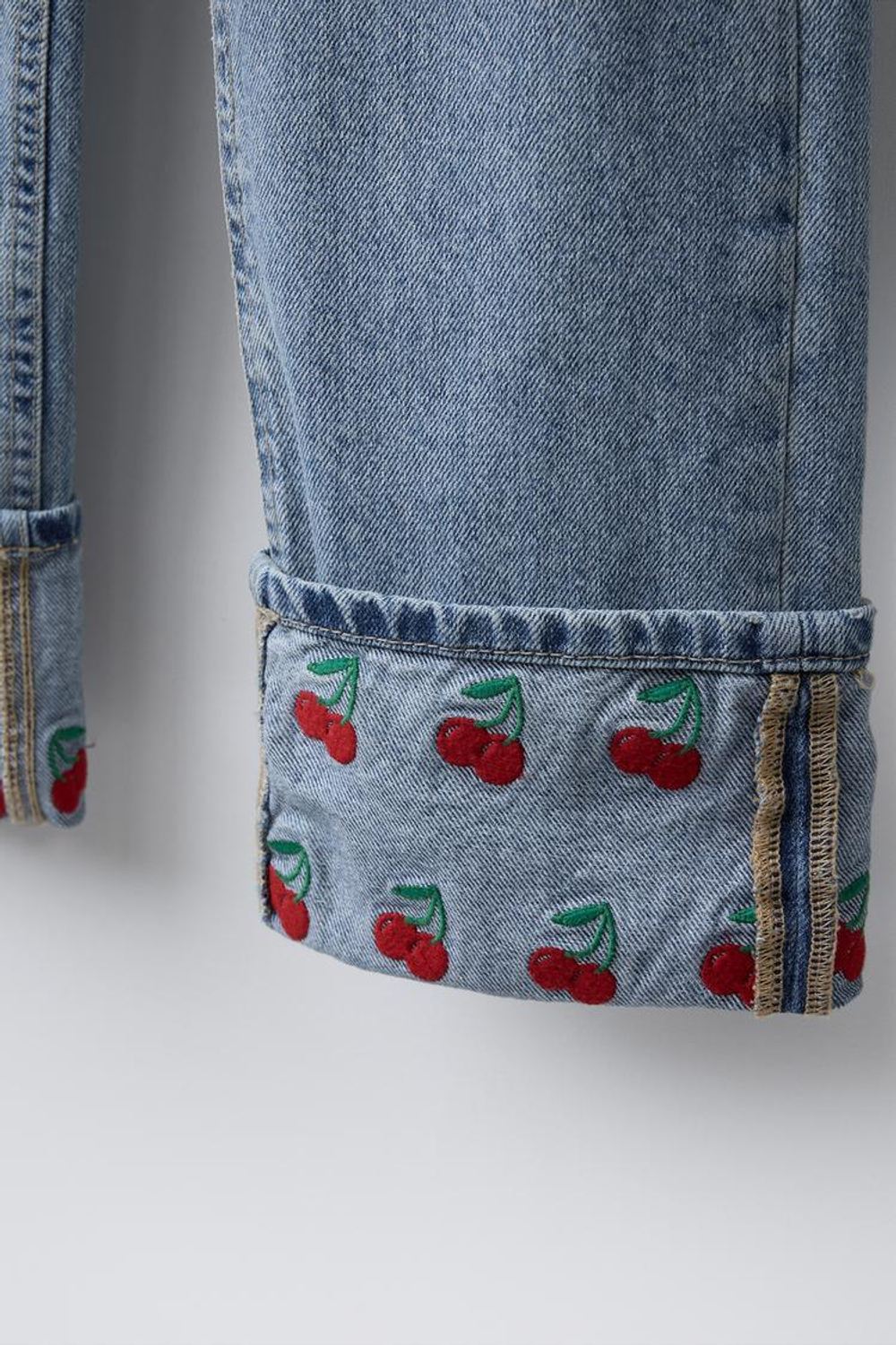 ZARA ДЖИНСЫ STRAIGHT С ВЫШИВКОЙ «ВИШНИ», СИНИЙ