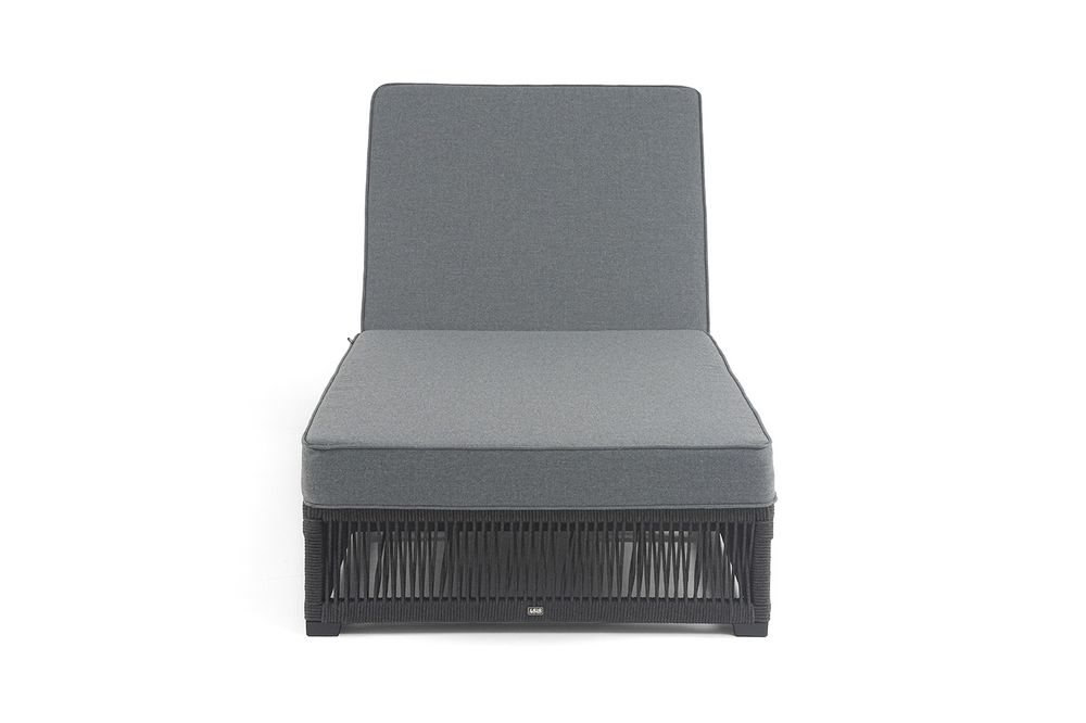 "Ривьера" шезлонг плетеный из роупа, каркас алюминий темно-серый (RAL7024) муар, роуп темно-серый круглый, ткань темно-серая 027