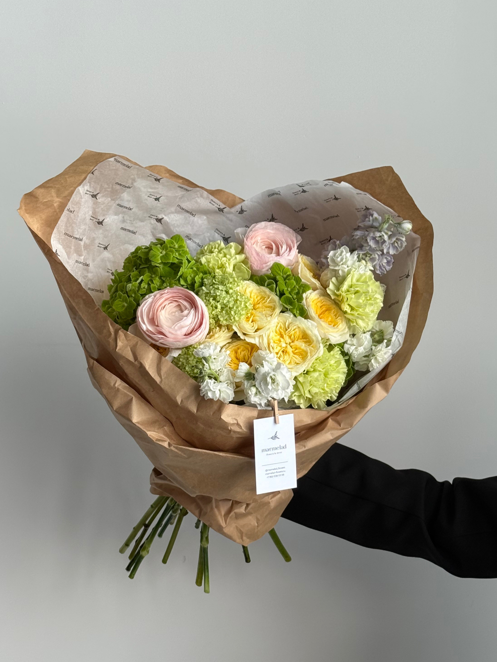 Сборный букет из гортензии, маттиолы, кустовых пионовидных роз, ранункулюсов и вибурнума