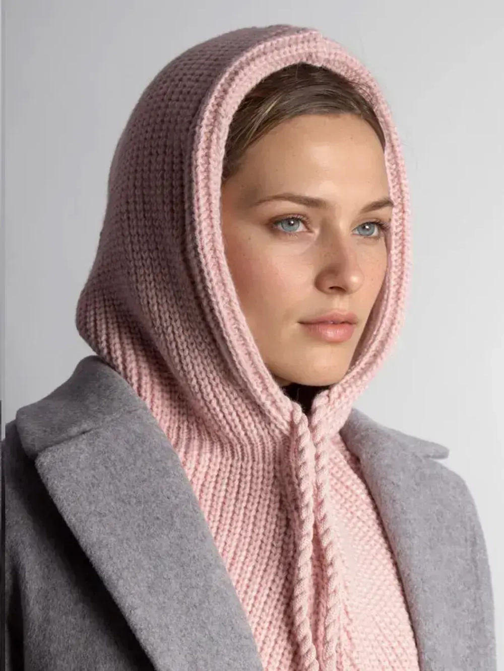 Капор женский вязаный осенний