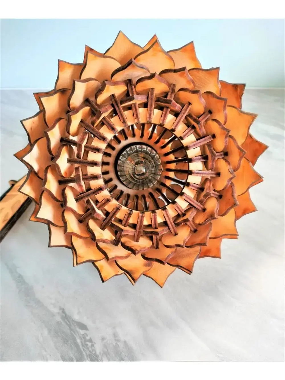 Настольный светильник из фанеры в стиле лофт "Шишка"