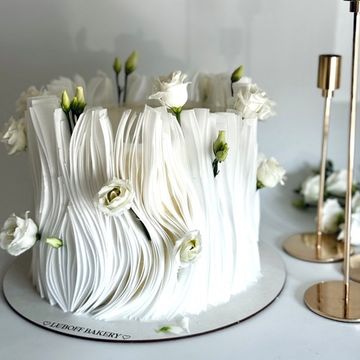 Свадебный торт с вафельным декором. Вафельные полоски и эустома.