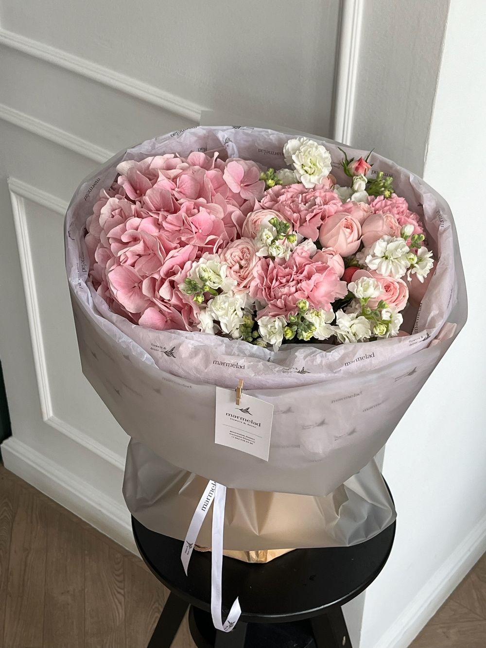 Сборный букет из кустовых пионовидных роз, гортензии, маттиолы и диантусов