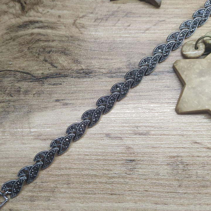 Браслет Vogue Ландыш стразы графитовые металл серебристый на красном бархате