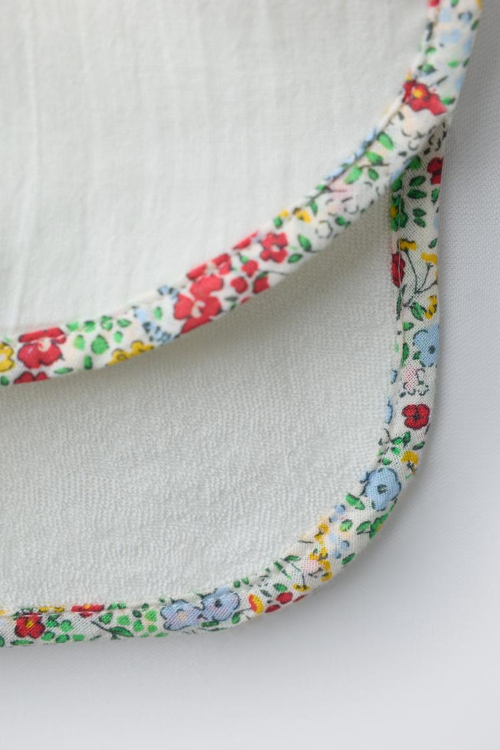 ZARA ПОНЧО-ПОЛОТЕНЦЕ С ЦВЕТОЧНЫМ УЗОРОМ "D", БЕЛЫЙ