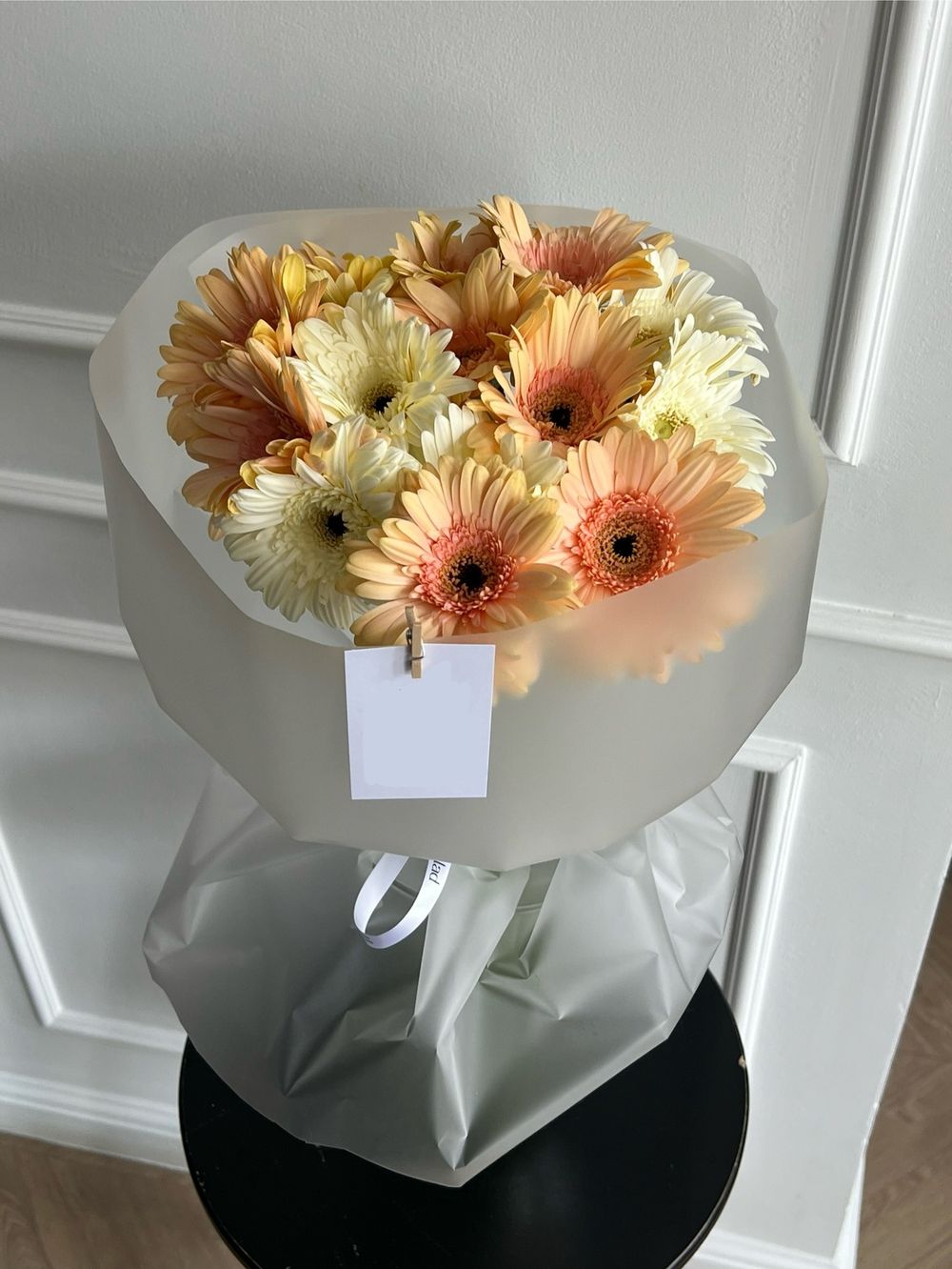 Авторский букет из гербер в кремовом оттенке 15 шт