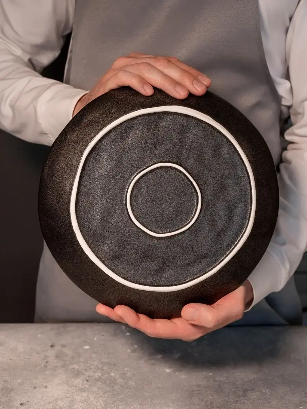 Набор из 2 тарелок 28 см мятый фарфор черная плоская