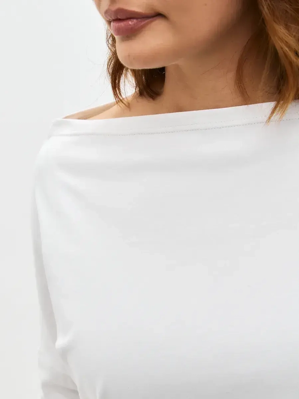 Лонгслив с широким вырезом лодочка экрю