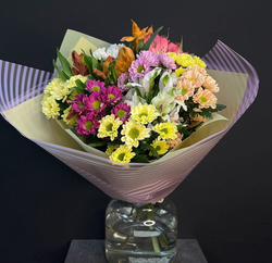 Букет из цветных хризантем и альтромерий