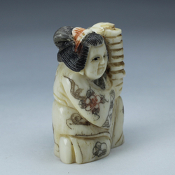 Нэцкэ Девушка с фонарем