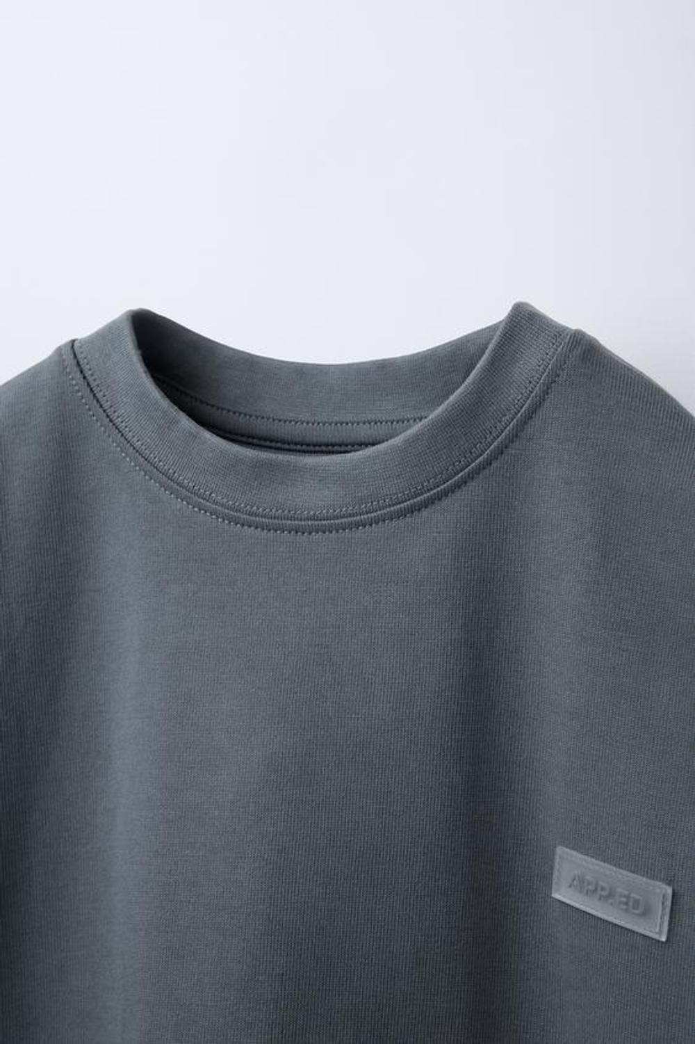 ZARA ФУТБОЛКА ИЗ ПЛОТНОГО ДЖЕРСИ С ПРОРЕЗИНЕННОЙ НАШИВКОЙ, СТАЛЬНОЙ