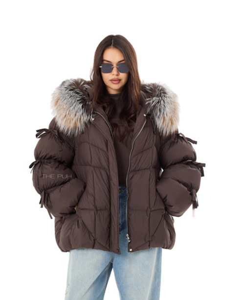 Шоколадный пуховик с мехом енота и завязками на рукавах