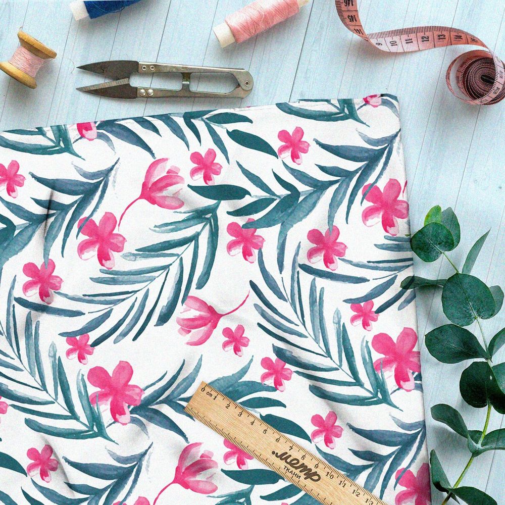 Ткань муслин розовые цветы и зелёные листья на белом фоне