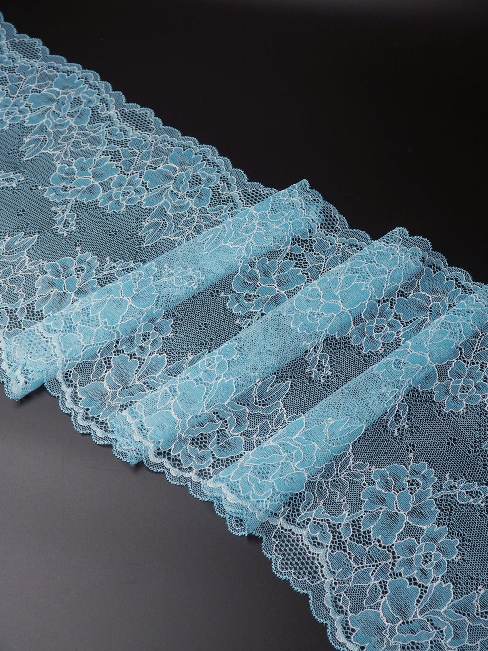 Эластичное кружево голубое с белым ширина 25 см